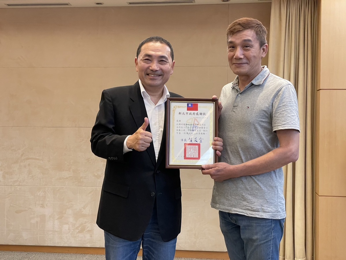 市長侯友宜頒發感謝狀給比佛利寵物水族時尚館蘆洲店。 圖：新北市動保處提供