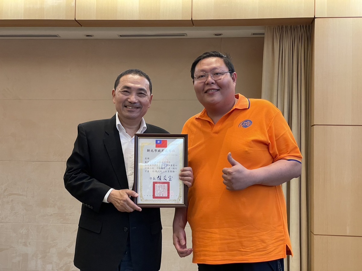 市長侯友宜頒發感謝狀給藍世界水族寵物城林口店。 圖：新北市動保處提供