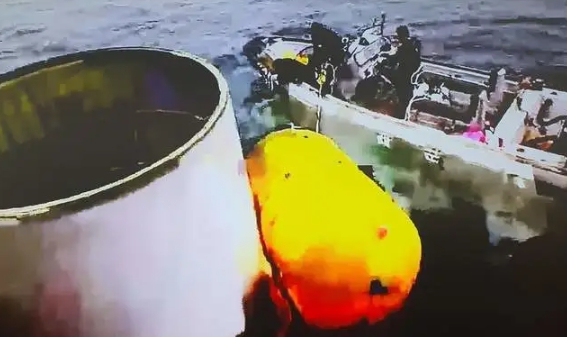 南韓撈起疑似墜海的北韓衛星發射器殘骸。 圖 : 翻攝自騰訊新聞/第一軍情
