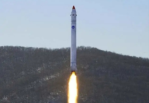 北韓之前試射一枚軍事偵察衛星，但由於技術原因導致發射失敗，火箭墜入大海。 圖 : 翻攝自朝中社