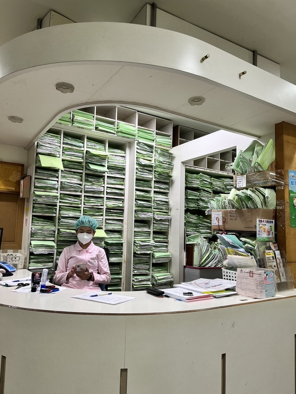 近期因為中國正流行肺炎，台大醫擔心台灣恐引發大流行，馬偕兒童醫院兒童感染科主治醫師黃瑽寧則表示，黴漿菌在過去這3年根本沒有流行過，要說台灣會和中國一樣大流行，「程度還差得遠。」（圖為醫療診所示意) 圖：曾郡秋／攝