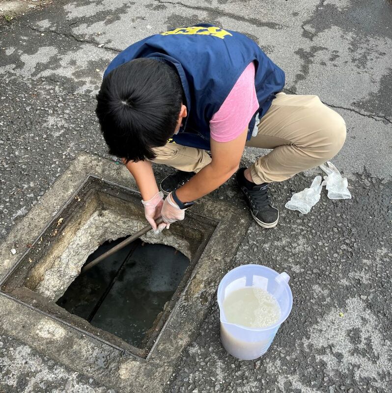 稽查人員現場採樣。 圖：高雄市環保局提供