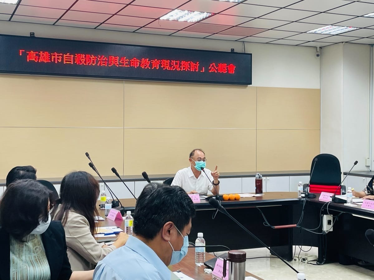 黃柏霖(中)舉辦「高雄市自殺防治與生命教育現況探討」公聽會。 圖：高雄市議會提供