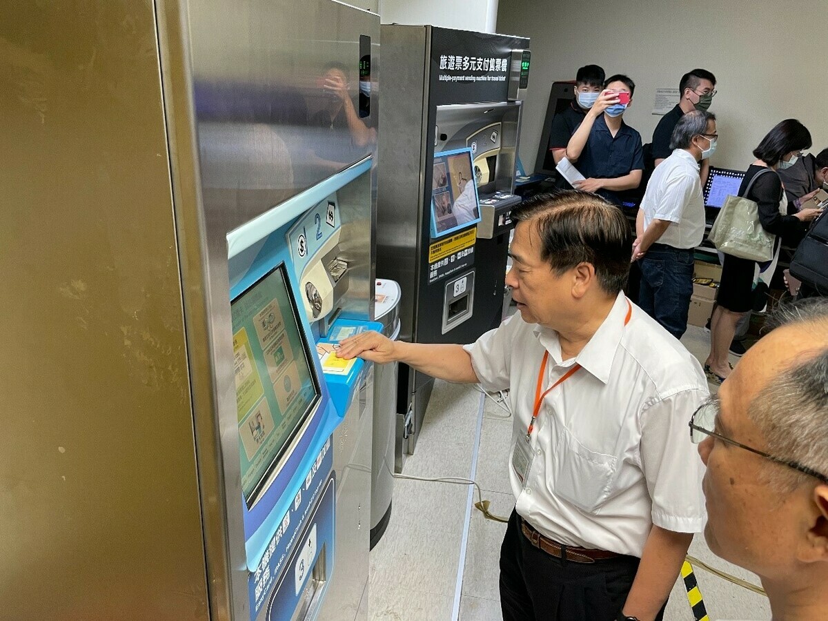 基北北桃公共運輸定期票售票機測試情形。 圖：新北市交通局提供