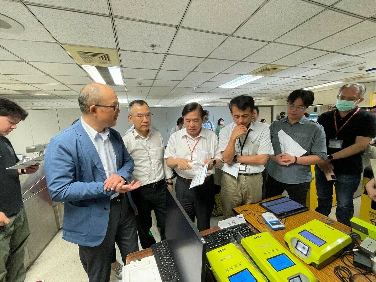 基北北桃公共運輸定期票驗票設備跨運具整合測試情形。 圖：新北市交通局提供