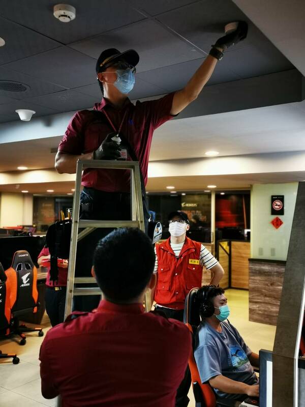 公安小組執行青春專案聯合稽查。 圖：新北市消防局提供