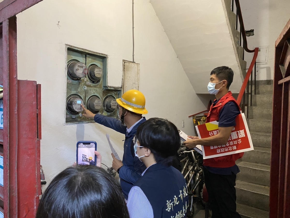 板橋區違規場所執行斷水斷電。 圖：新北市消防局提供
