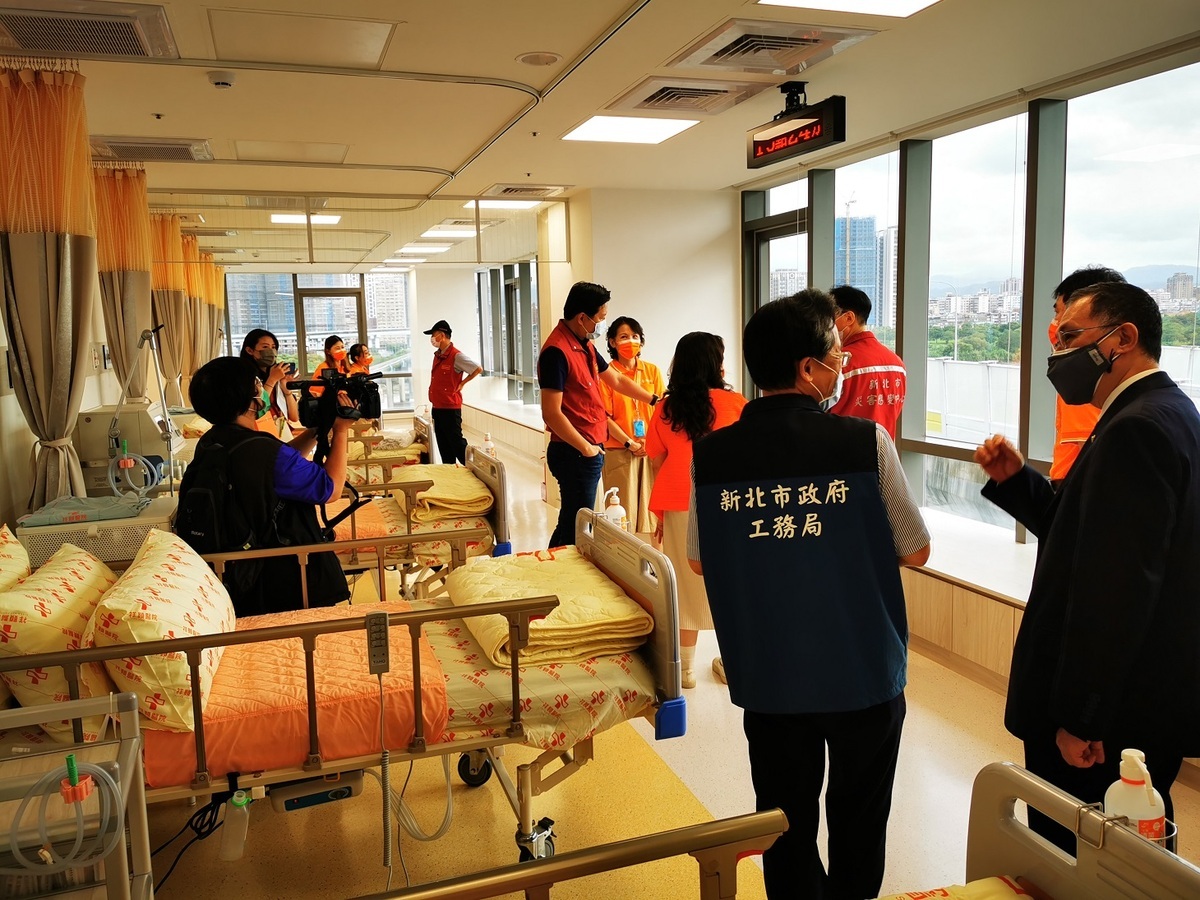 新北市副市長朱惕之視察新莊祥顥醫院。 圖：新北市消防局提供