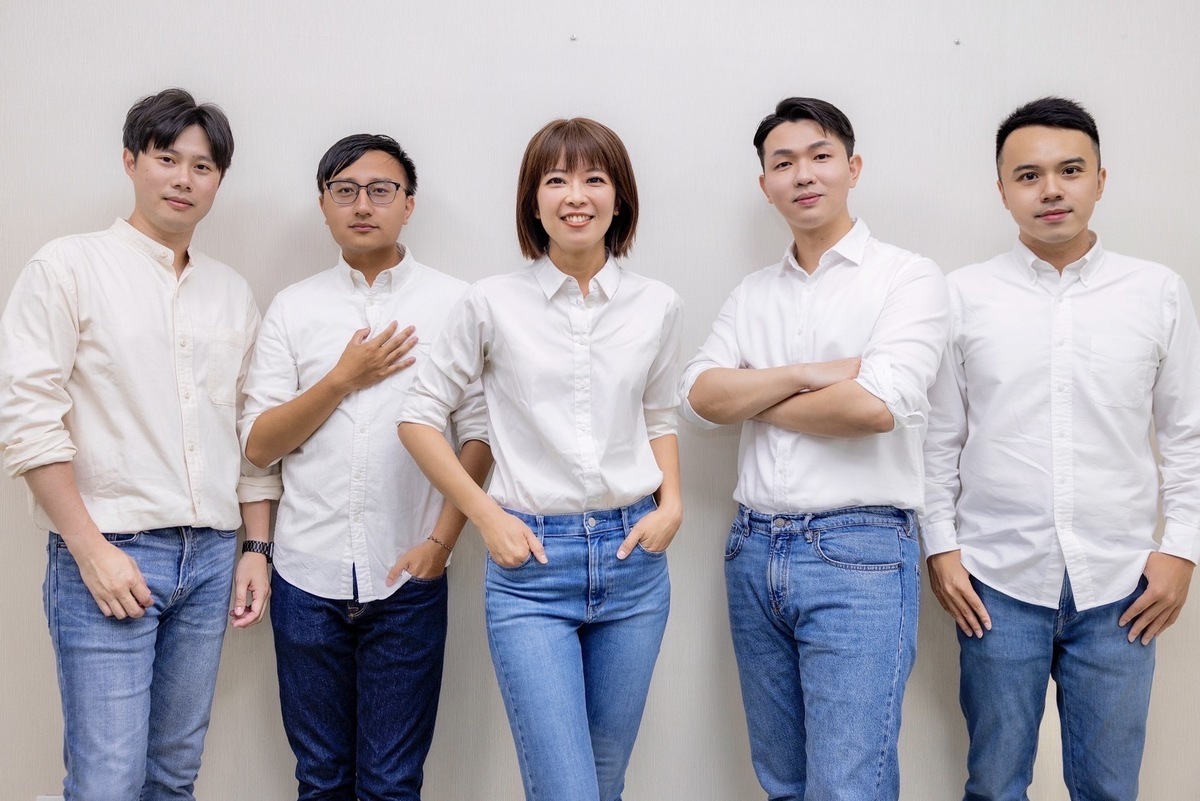 侯友宜競選工作室首波發言團隊成員，皆為「七、八年級」生，包括兩名青年世代議員，江怡臻(中)、呂家愷(右二)，以及王敏旭(左一)、陳柏翰(左二)及吳亮賢等去年市長競選班底。 圖：侯友宜競選工作室提供