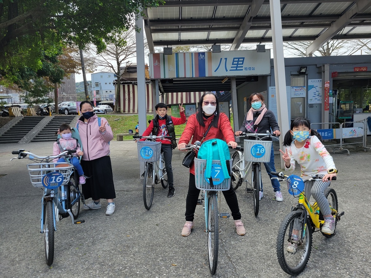 新北河濱自行車租借站，提供多元車種，適合全齡民眾騎乘。 圖：新北市高灘處／提供