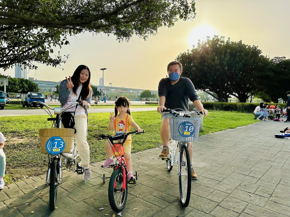 邀請民眾在這專屬自行車的節日裡賞遊河濱，全家騎車樂逍遙。 圖：新北市高灘處／提供