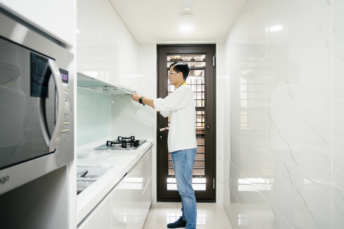 城鄉局長黃國峰視察已完工社會住宅內部。 圖：新北市城鄉局提供