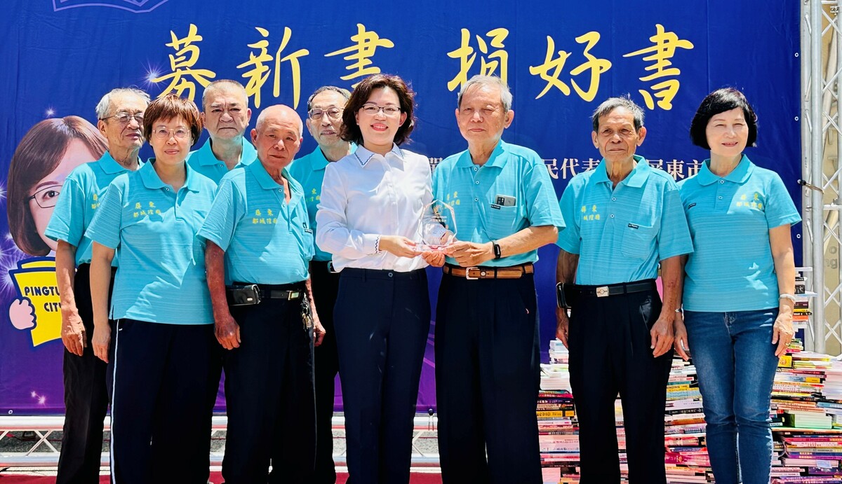 周佳琪(前排左三)頒獎牌感謝屏東都城隍廟響應捐書。 圖：屏東市公所/提供