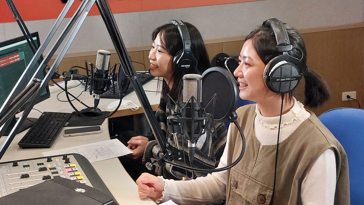 《時代之聲》主持群楊子瑄(右)、洪采妮(左)。 圖：高雄市立美術館/提供