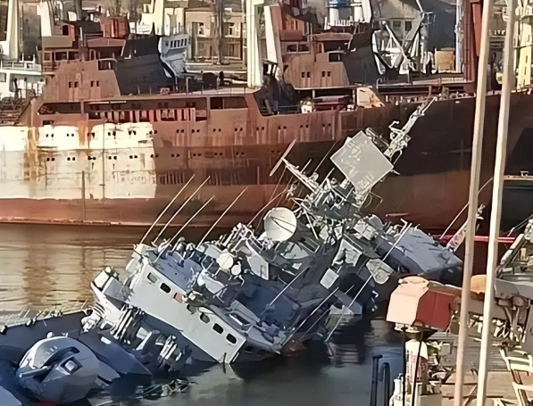 為了防止旗艦被繳獲，烏克蘭早早就把自己的海軍旗艦「格特曼·薩蓋達奇內」號鑿沉在尼古拉耶夫。 圖 : 翻攝自騰訊新聞/任劍