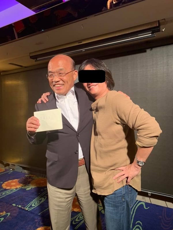 輝哥與前行政院長蘇貞昌摟肩合影 圖：翻攝自臉書