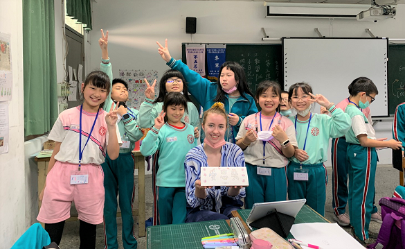 淡江大學華語中心外籍大學生自我介紹與思賢師生破冰交流。 圖：新北市教育局/提供