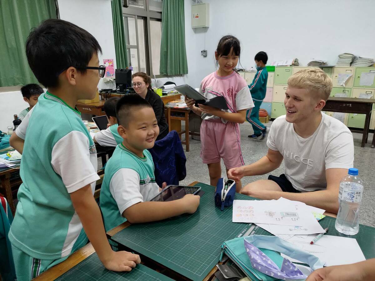 淡江大學華語中心外籍生與思賢學生雙語教學。 圖：新北市教育局/提供(資料照)