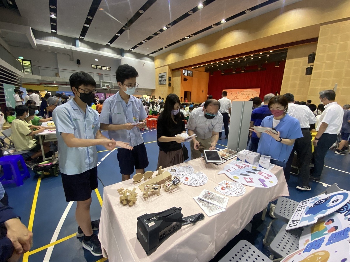 社區家長現場體驗學校特色課程。 圖：新北市教育局/提供