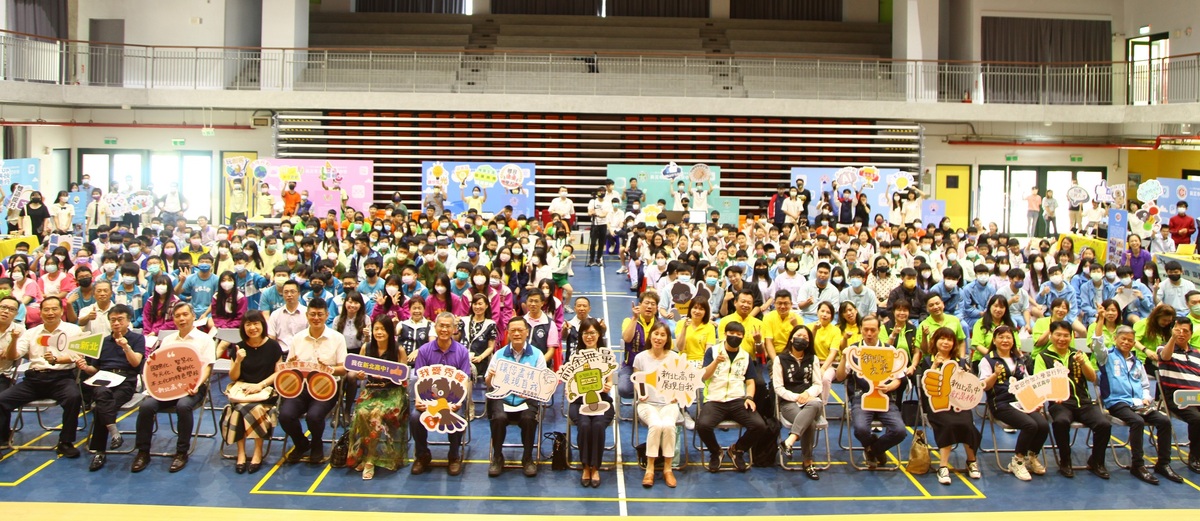 新北市首場在地就學大聯盟成果展，12所參與學校師生開幕式合影。 圖：新北市教育局/提供