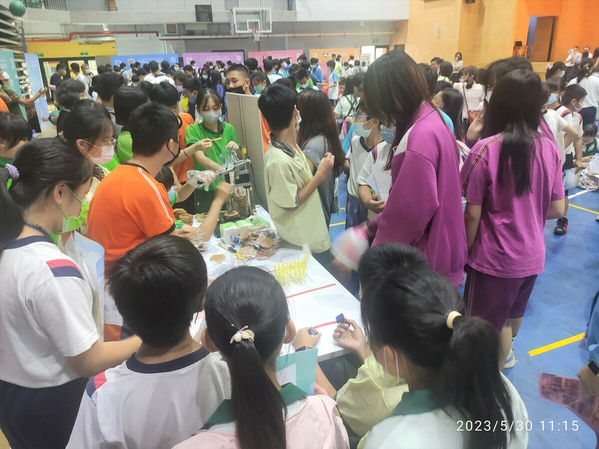 學生用力發動五股國中自走獸，熱烈參與。 圖：新北市教育局/提供