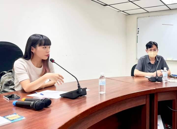 黃捷(左一）邀集受害者與相關單位討論後續求償事宜。 圖：翻攝臉書
