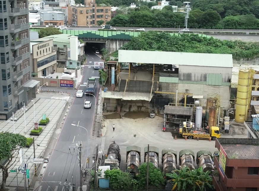 土城承天路14號瀝青工廠違建，佔用計劃道路多年（圖右），並早已領取道路徵收補償金800萬元，市府也給予其3次機會緩拆，業者非但不拆還向外界做不實指控，市府將在近期拆除違建，還道路予所有市民。 圖：新北市工務局提供