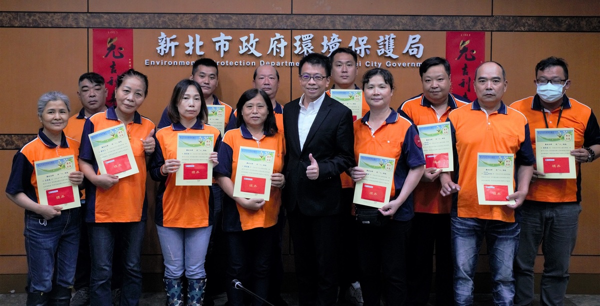 新北環保局公開表揚111年下半年度至今拾金不昧清潔隊員。 圖：新北市環保局提供