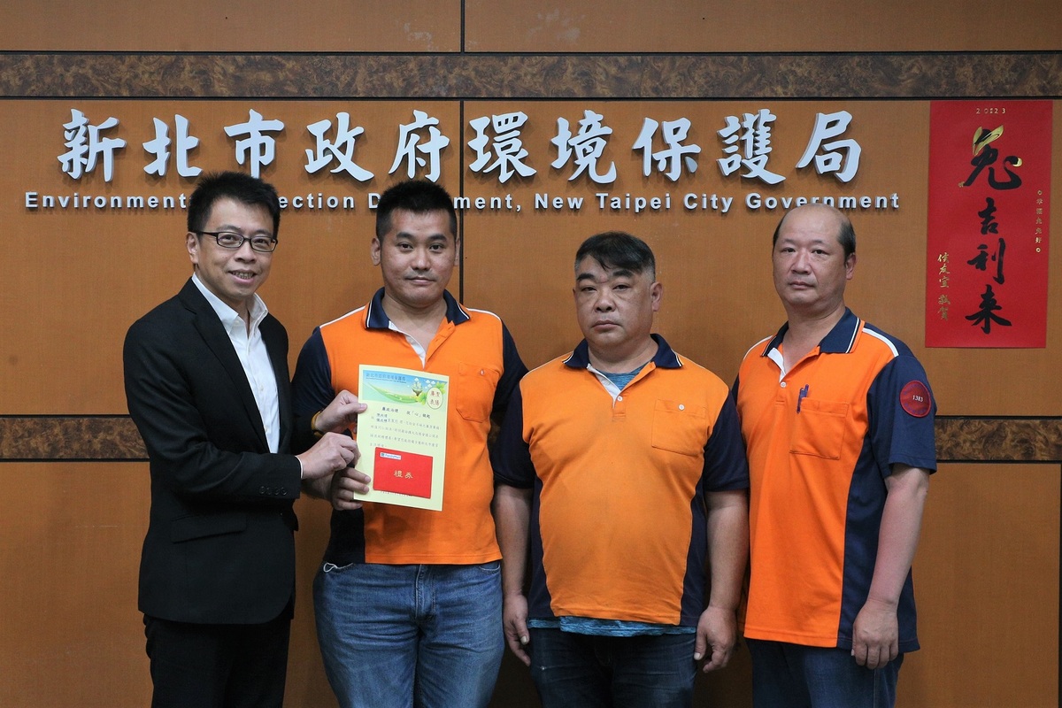 新店區清潔隊員陳柏瑋、楊政輝、古百川，三位同仁在共同執行大型廢棄物家具清運時，拾金不昧10萬元獲表揚。 圖：新北市環保局提供