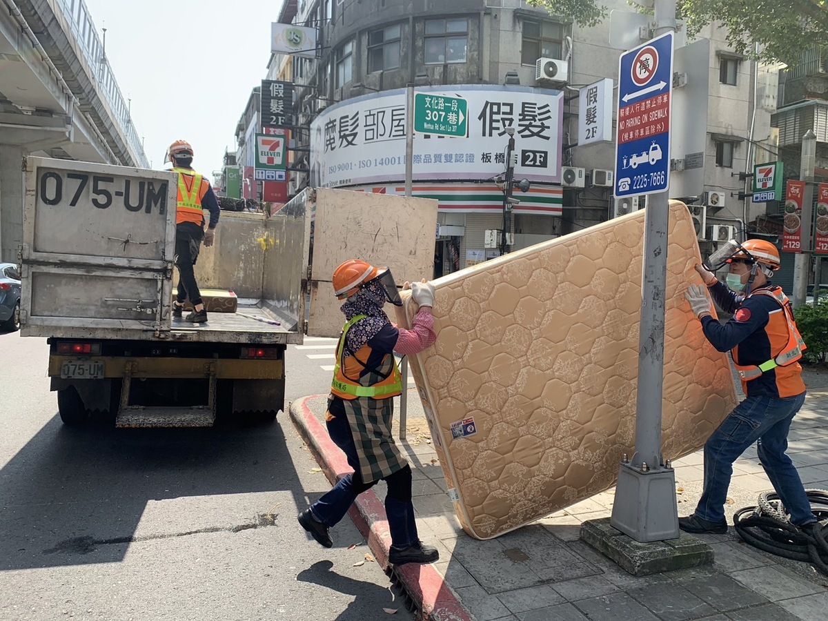 新北市環保局提醒丟棄大型家具或是垃圾時，務必仔細檢查是否內含貴重物品，第一時間發現誤丟時，請立即通知所在區清潔隊，隊員將立即協尋。 圖：新北市環保局提供