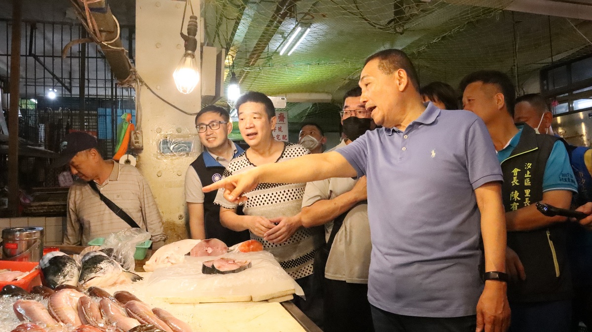 侯友宜至汐止中正公有市場瞭解市場攤商需求，宣布將進行拆除重建，114年完工。 圖：新北市市場處提供
