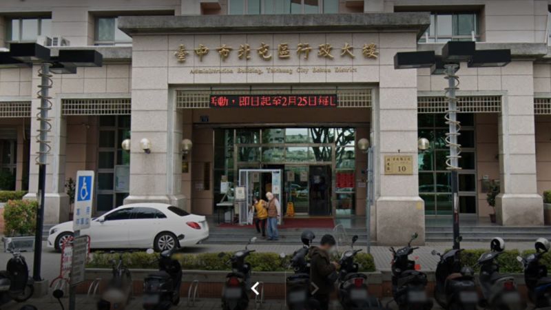 擁5億房產的台中賴姓高中生，和夏姓代書兒子到北屯區戶政事務所，完成同性登記結婚後不久便墜樓身亡。 圖／Google地圖