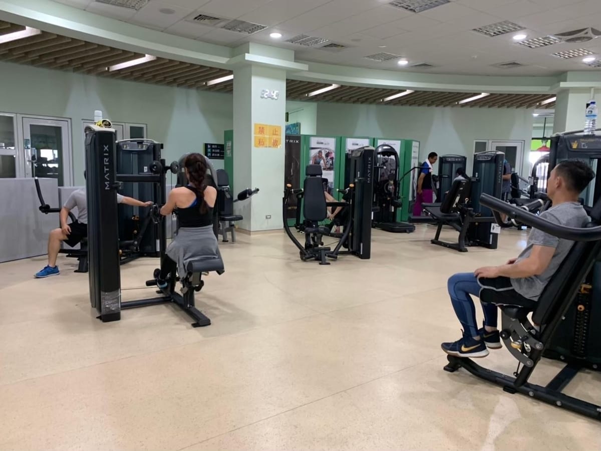 使用青春動滋劵到鶯歌運動中心享折扣。 圖：新北市體育處提供