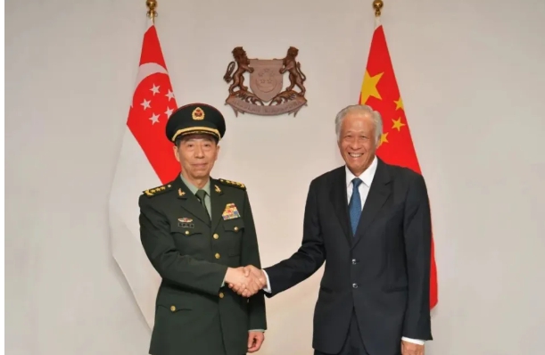 中國國務委員兼國防部長李尚福與新加坡國防部長黃永宏昨 ( 1 ) 日在新加坡舉行會談。 圖 : 翻攝自中國國防部