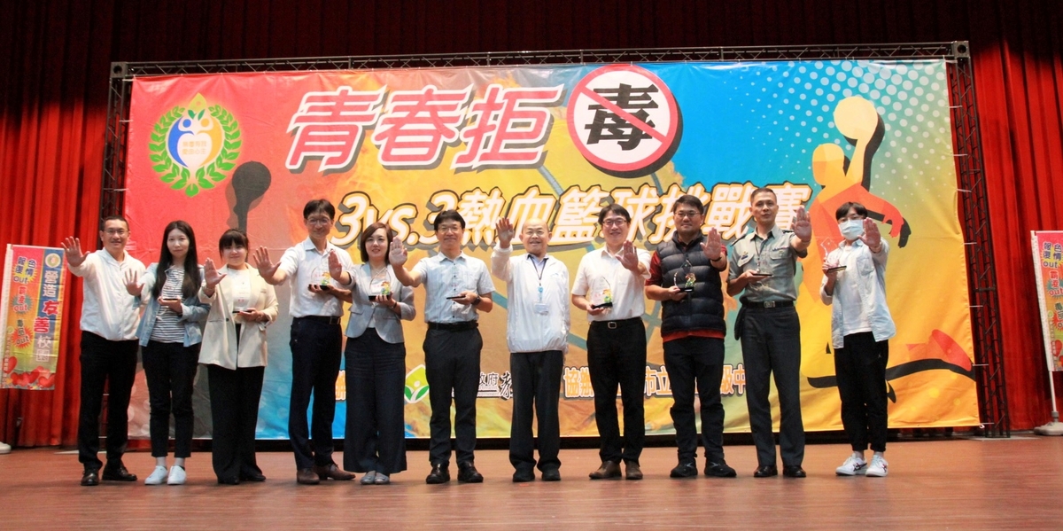 教育局副局長歐人豪(右5)頒發111年「防制學生藥物濫用」績優學校獎座予得獎學校代表。 圖：新北市教育局提供