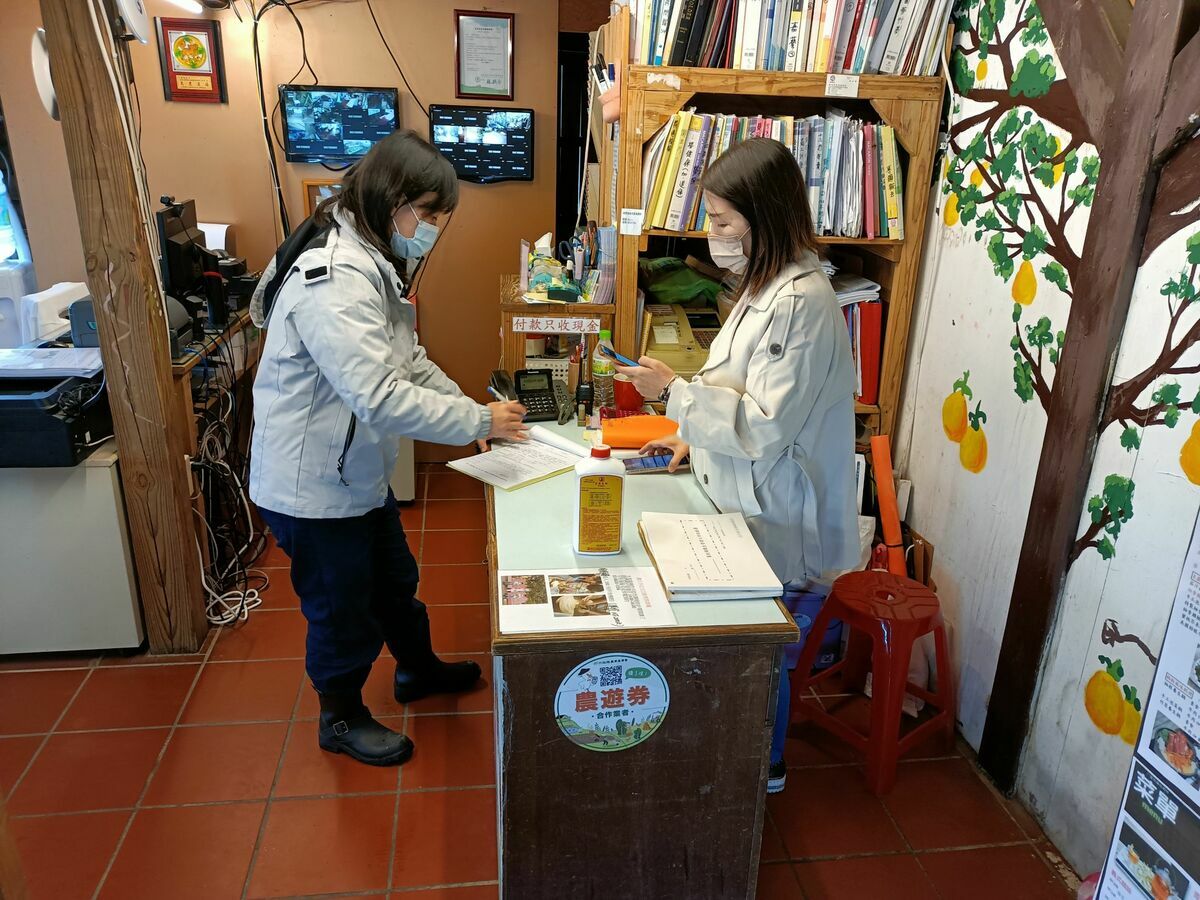 防疫人員定期訪查轄區內各禽場。 圖：新北市保處提供