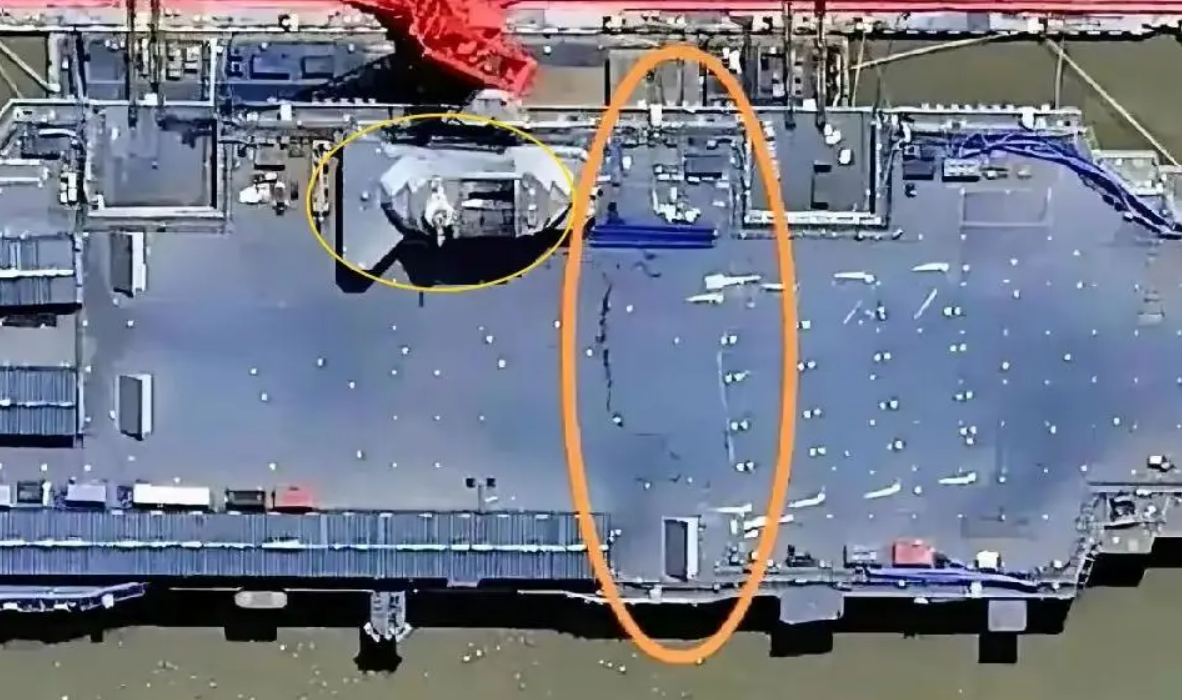 福建號有裂痕的照片在網路上廣為流傳。 圖：翻攝自周圓曦