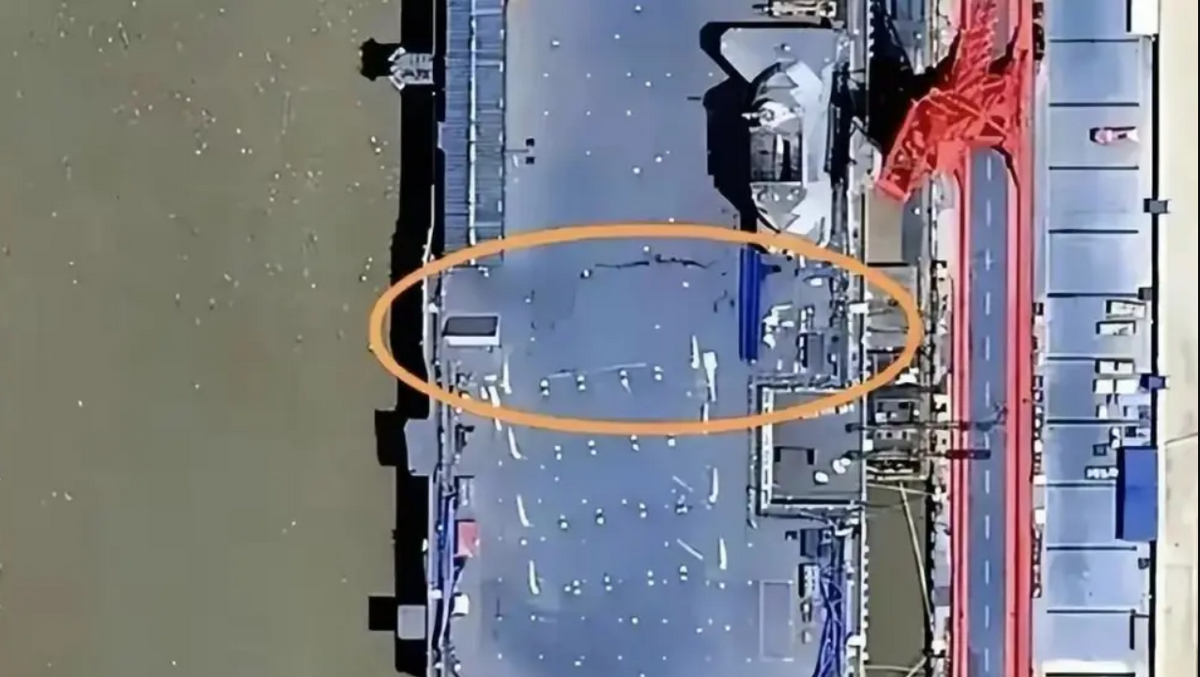 解放軍航母福建艦，最近傳出了甲板產生裂痕的消息。 圖：翻攝自周圓曦
