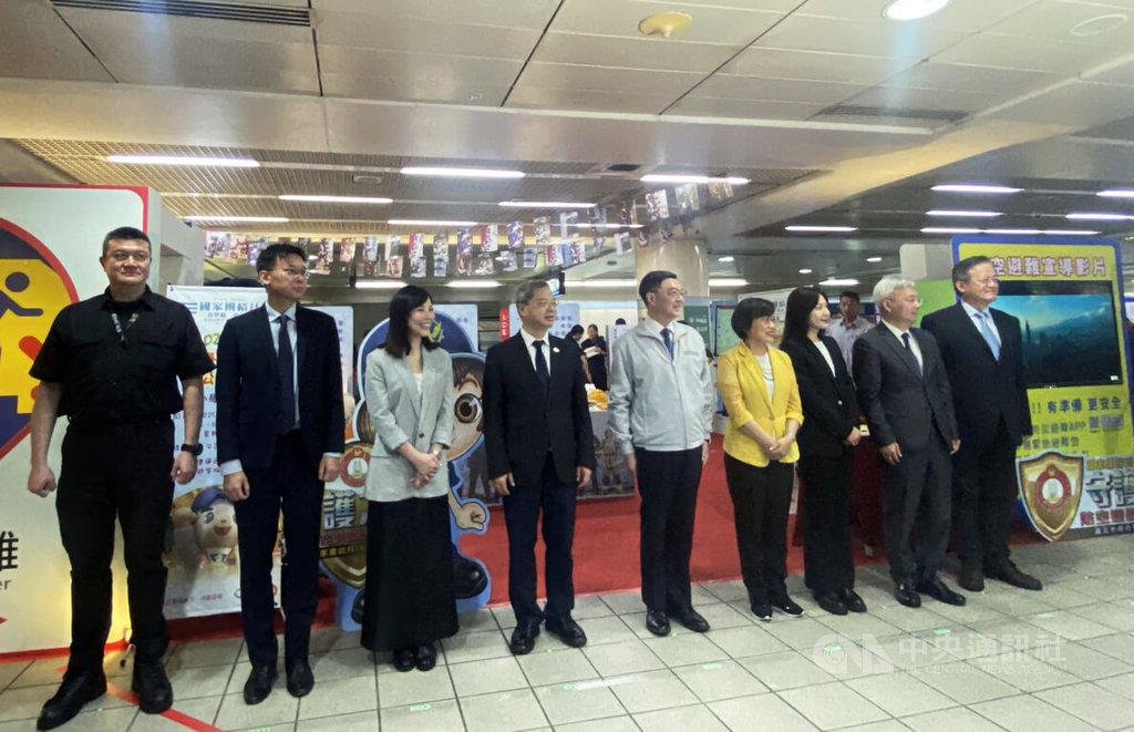 內政部警政署規劃「守護之盾－防空避難體驗特展」，2日在台北捷運西門站舉行開幕式，行政院長卓榮泰（右5）籲請國人做好「3個一起」，包括下載防災避難APP等。中央社記者黃麗芸攝  114年7月2日