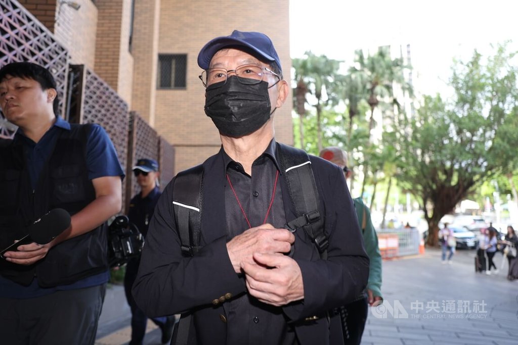 台北地方法院審理京華城案，24日以證人身分傳喚前台北市副市長彭振聲（中）出庭。中央社記者趙世勳攝　114年7月24日