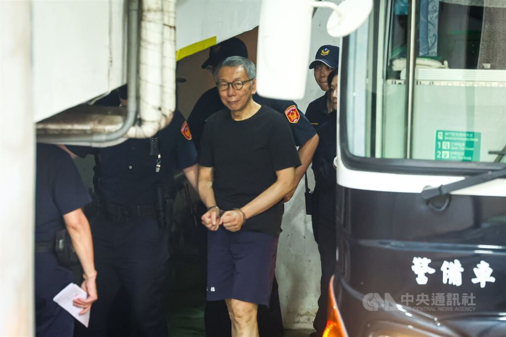 台北地方法院審理京華城案，24日提訊前台北市長柯文哲（前中）。（中央社檔案照片）