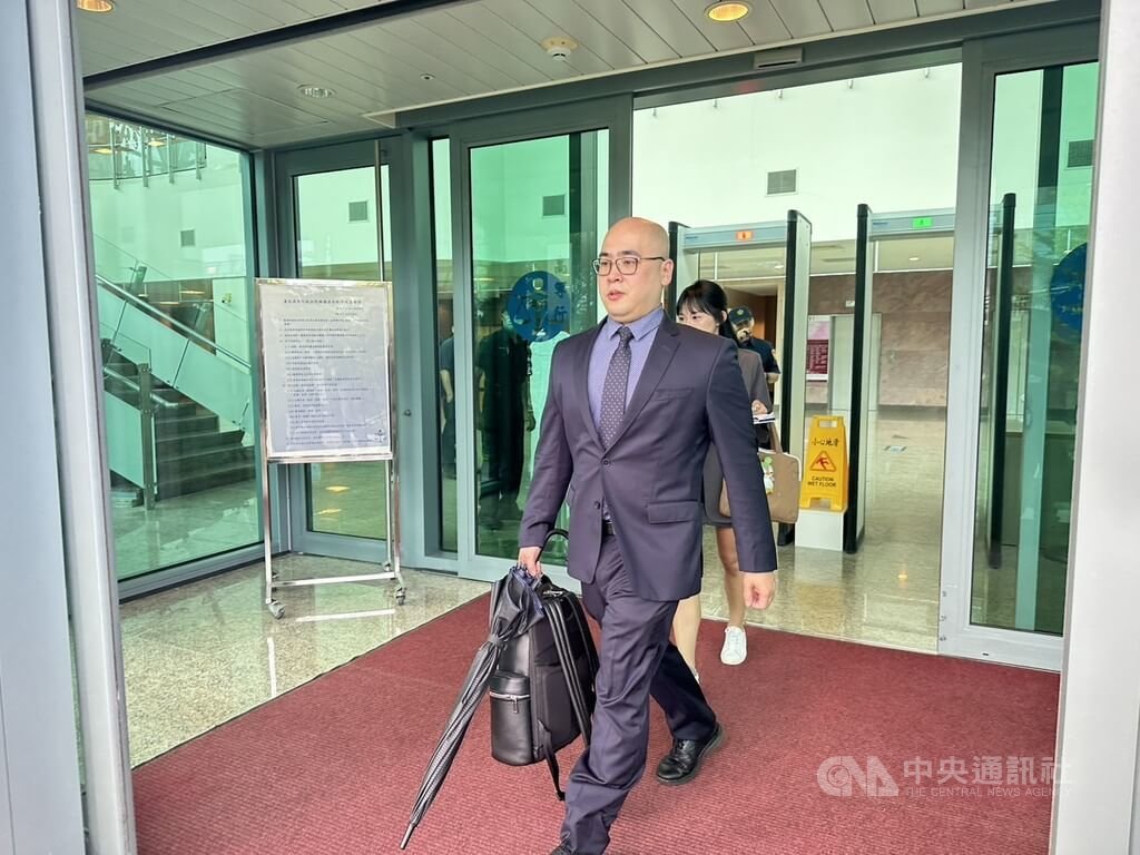 在押的前北市長柯文哲聲請26日行使罷免投票，台北高等行政法院24日開庭，柯文哲委任律師蕭奕弘（前）出庭。中央社記者劉世怡攝  114年7月24日