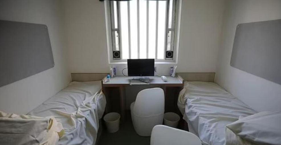 伯文監獄造價 2.5 億英鎊，可容納 2,100 人，主要用於關押成年男性罪犯。牢房是帶有獨立廁所的單人間或多人間，均配有電腦、電視和電話。 圖 : 翻攝自知乎