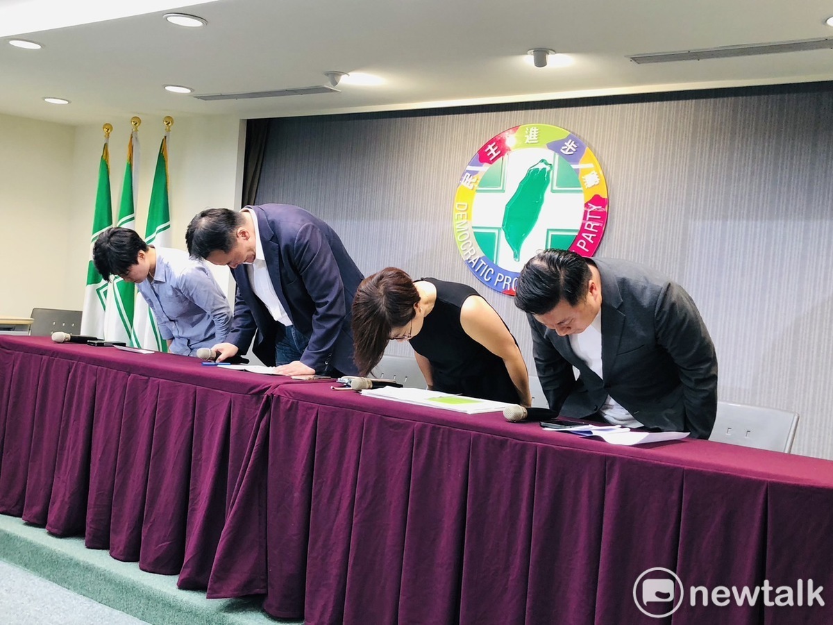 民進黨中央黨部今（2）天下午2點召開記者會，由黨秘書長許立明(左二)、副秘書長楊懿珊、性平部主任李晏榕及發言人張志豪起立並在記者會開始前後兩度90度鞠躬道歉。 圖：謝莉慧/攝（資料照）