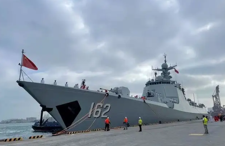 中國052D南寧艦訪問阿聯酋。 圖：翻攝自第一軍情。