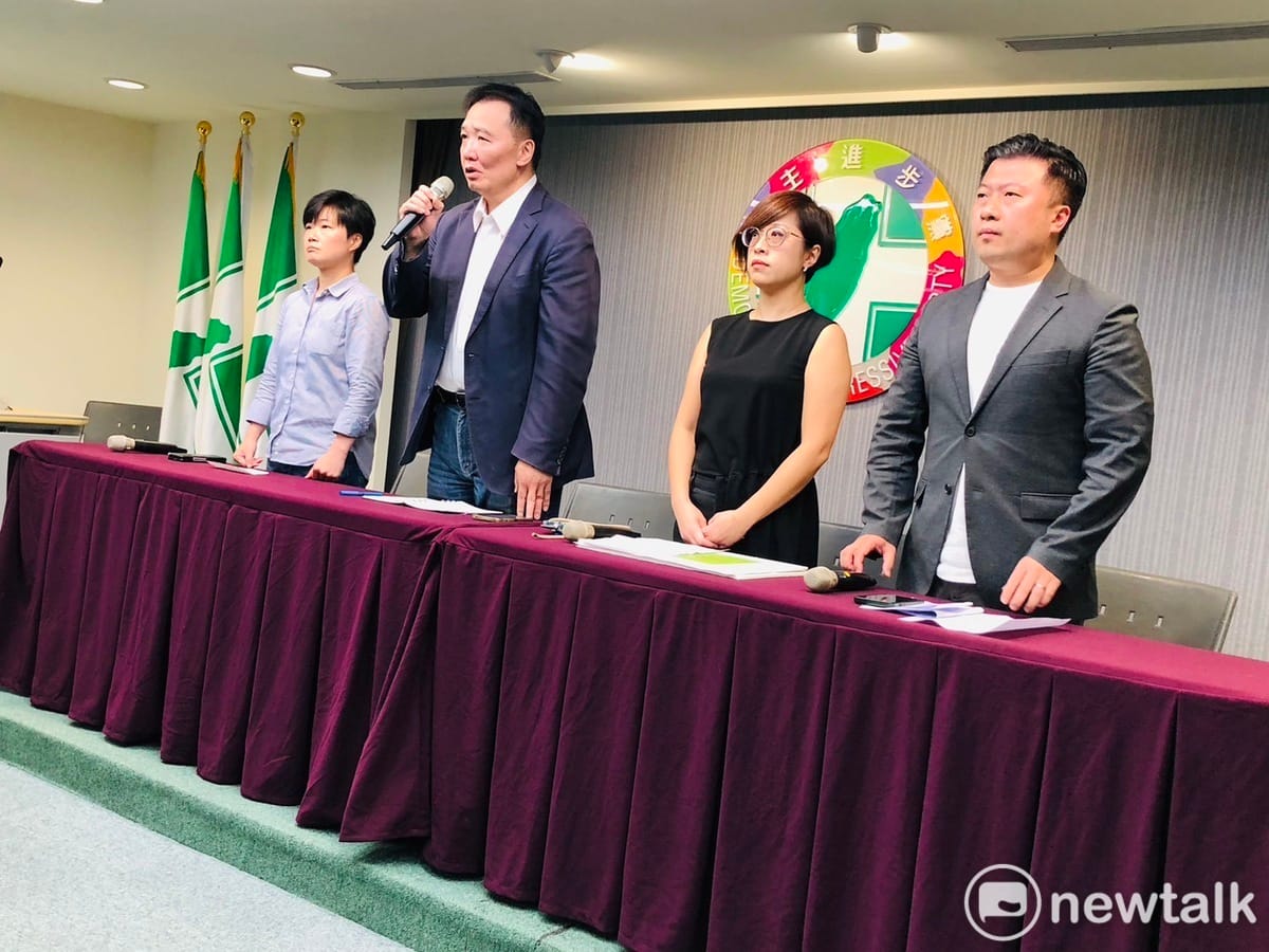 民進黨秘書長許立明今（2）日偕同副秘書長楊懿珊、性平部主任李晏榕及發言人張志豪召開記者會。 圖：謝莉慧/攝