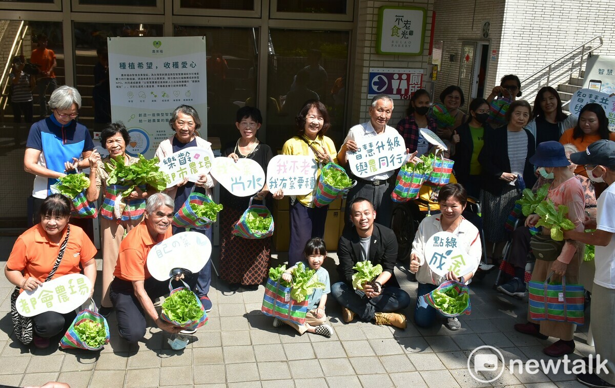 弘道長輩開心採收萵苣後合影。 圖：孫家銘攝