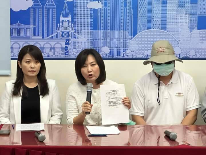 陳麗娜(中)為受害人家屬(右)仗義直言。 圖：孫家銘翻攝（資料照）