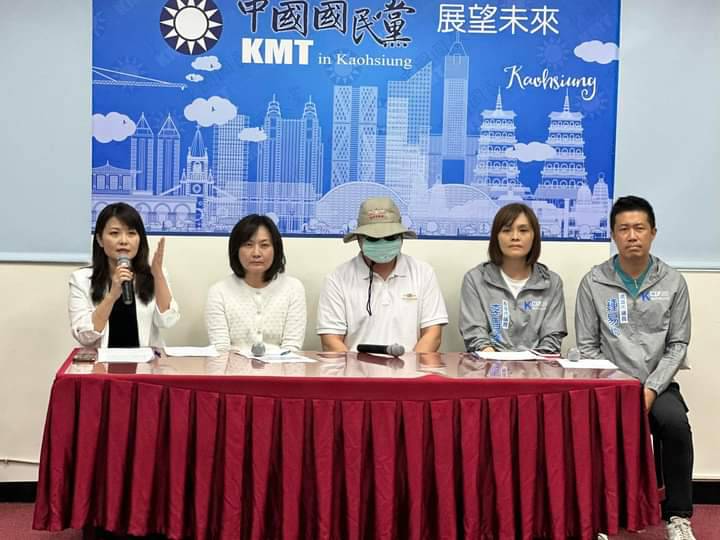 高市府消防局政風室性騷擾案，多位國民黨議員陪同受害人家屬(中)召開記者會。 圖：孫家銘翻攝