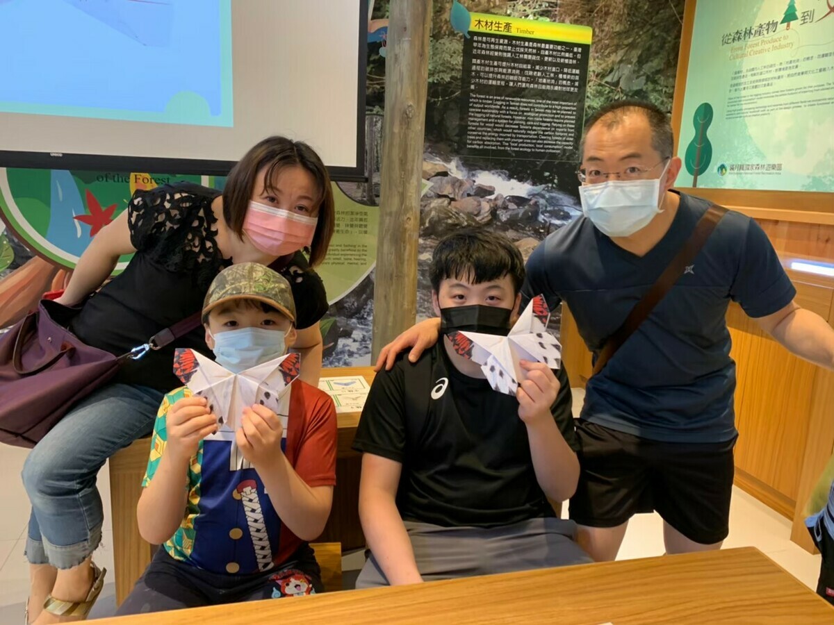完成紙蝶翩翩，將屬於自己獨一無二的紙蝶帶回家珍藏。 圖：滿月圓遊客中心／提供